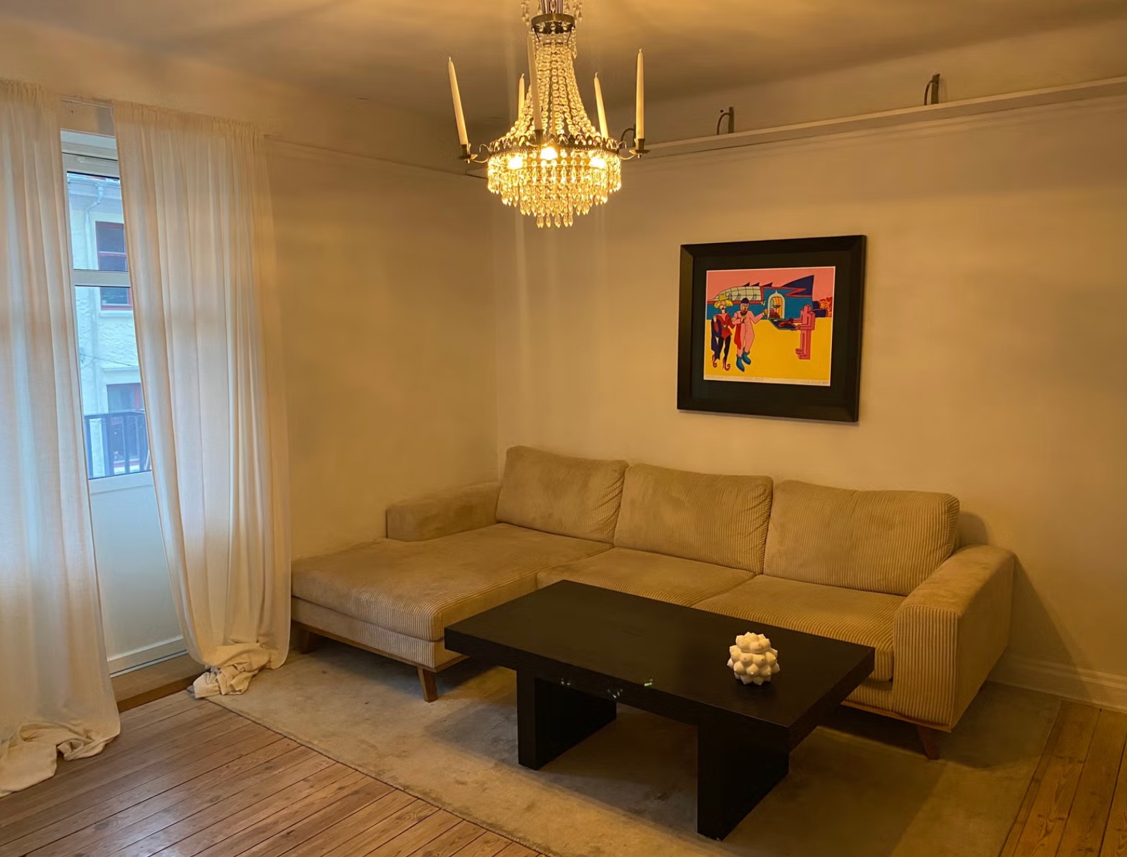 Lys og koselig stue med direkte adkomst til vestvendt balkong